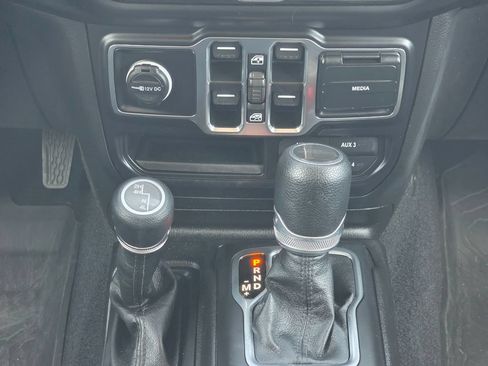 Used 2023 Jeep Gladiator Sport AWD/4WD image 16