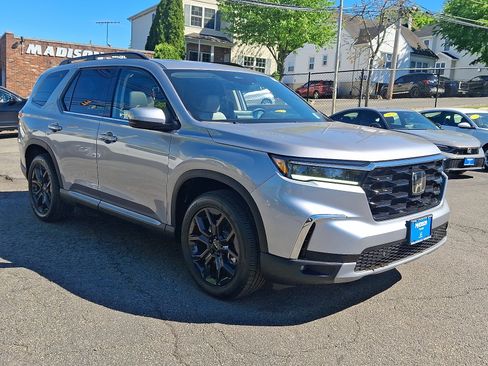 Used 2025 Honda Pilot Touring image 6