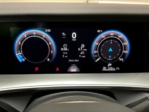 Used 2025 Volkswagen Tiguan SE w/ Panoramic Sunroof Package image 22