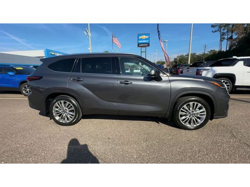 Used 2025 Toyota Highlander Platinum image 9
