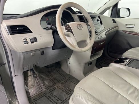 Used 2012 Toyota Sienna XLE image 2