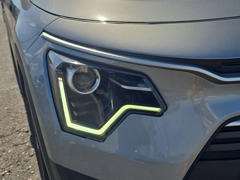 Used 2025 Kia Niro LX image 7