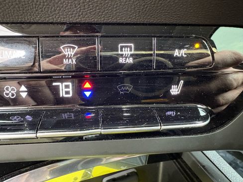 Used 2022 Buick Envision Essence w/ Sport Touring Package image 18