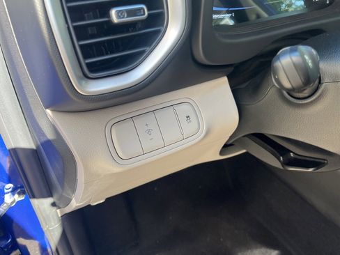 Used 2025 Hyundai Venue SEL image 18