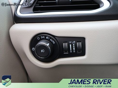 Used 2024 Chrysler Pacifica Touring-L FWD image 30