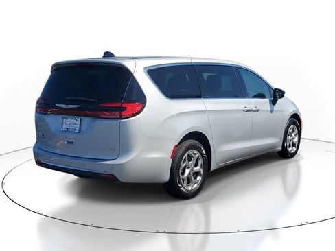 Used 2024 Chrysler Pacifica Limited AWD/4WD image 4