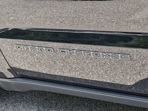 Used 2021 Jeep Grand Cherokee Limited w/ Premium Lighting Group AWD/4WD image 29