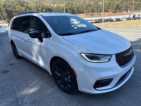 Used 2025 Chrysler Pacifica Limited FWD image 3