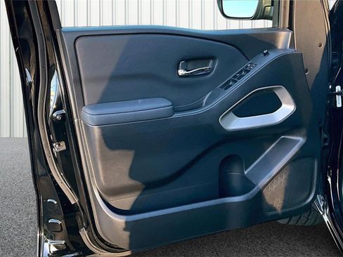 Used 2022 Nissan Frontier SV image 16