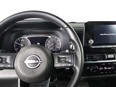 Used 2025 Nissan Pathfinder SV image 16