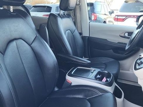 Used 2024 Chrysler Pacifica Touring-L FWD image 19