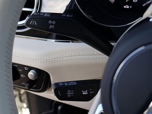 Used 2023 Bentley Bentayga Extended Wheelbase image 38