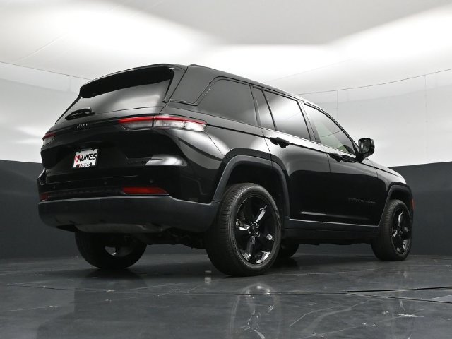 Used 2023 Jeep Grand Cherokee Limited w/ Black Appearance Package AWD/4WD image 55