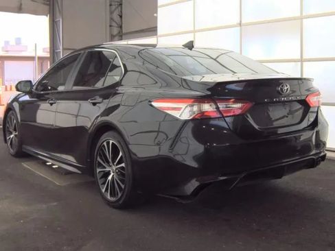 Used 2020 Toyota Camry SE FWD image 3