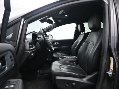 Used 2020 Chrysler Pacifica Touring-L Plus FWD image 18