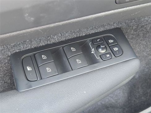 Used 2024 Volvo XC40 B5 Core image 25