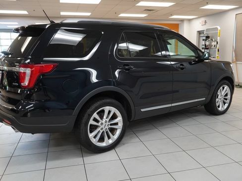 Used 2018 Ford Explorer XLT w/ Equipment Group 202A AWD/4WD image 12
