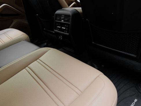 Certified 2025 Porsche Cayenne S AWD/4WD image 36