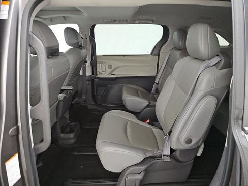 Used 2021 Toyota Sienna XLE FWD image 12