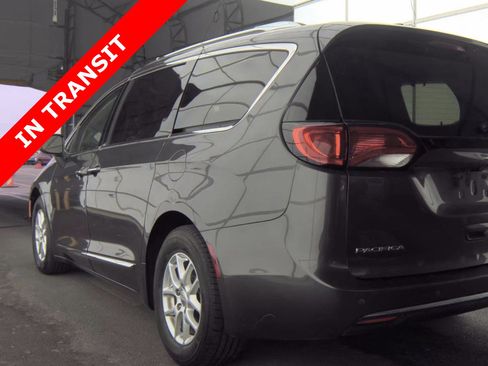 Used 2020 Chrysler Pacifica Touring-L FWD image 5