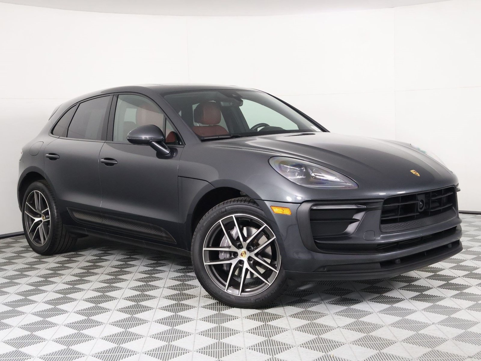 Certified 2024 Porsche Macan AWD/4WD image 9