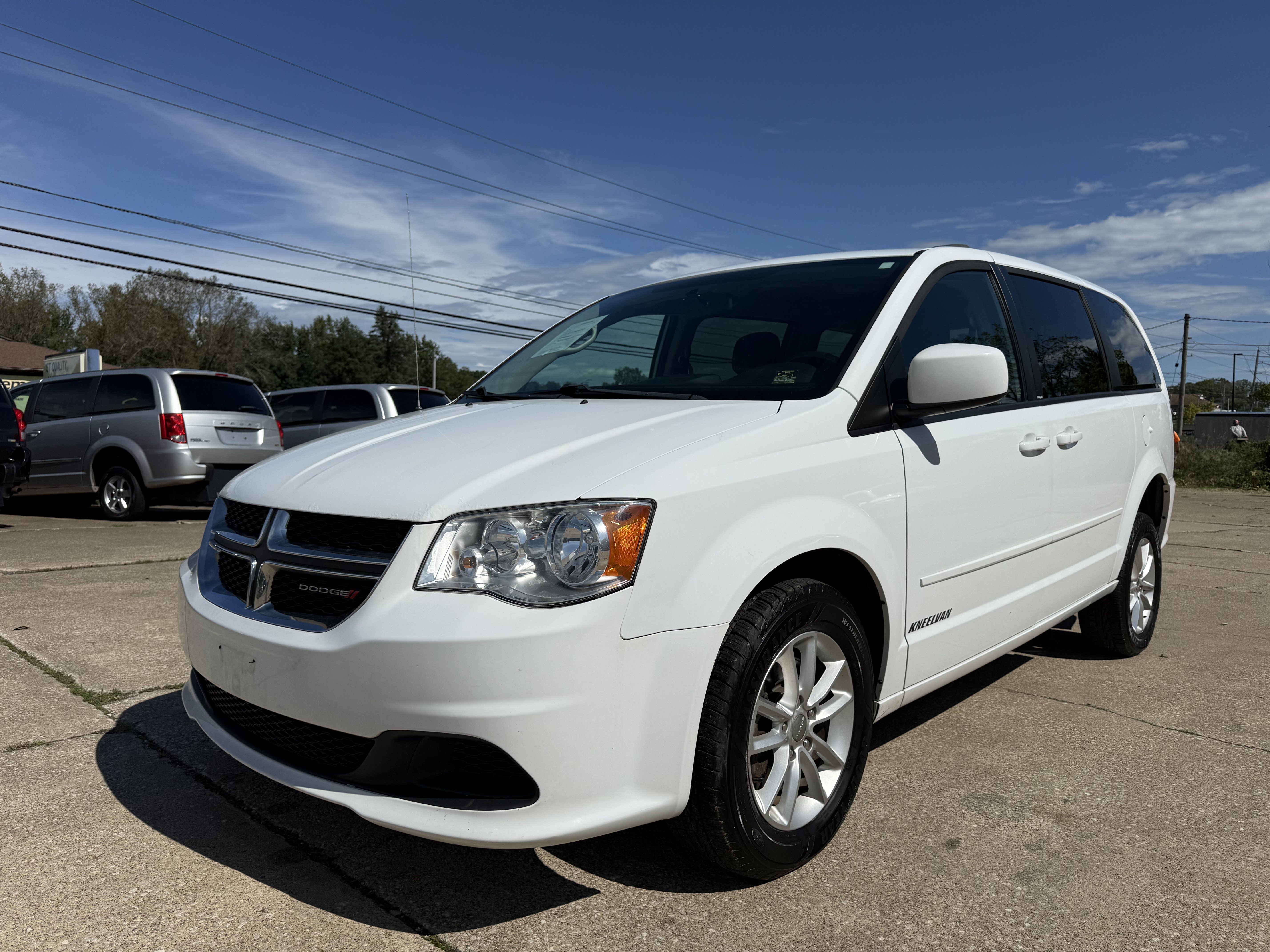 Used 2014 Dodge Grand Caravan SXT FWD image 2
