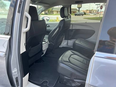 Used 2017 Chrysler Pacifica Touring-L w/ Tire & Wheel Group FWD image 34