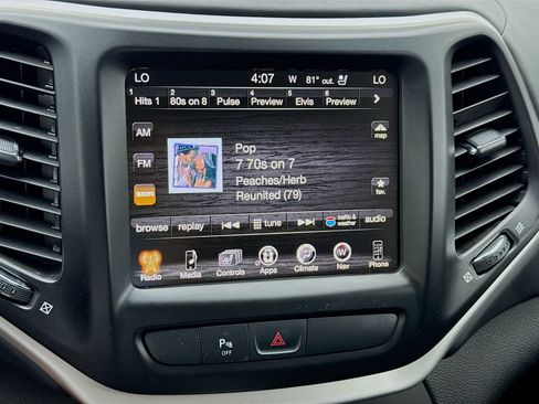 Used 2017 Jeep Cherokee Overland image 11