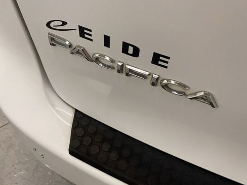 Used 2017 Chrysler Pacifica Touring-L FWD image 36