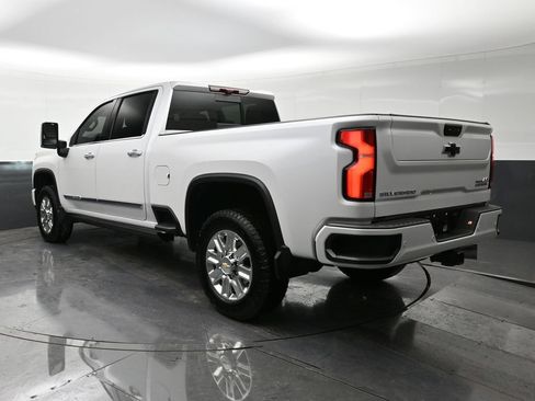 Used 2025 Chevrolet Silverado 2500 High Country w/ High Country Premium Package AWD/4WD image 3