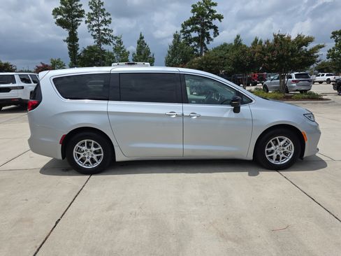 Used 2024 Chrysler Pacifica Touring-L FWD image 10