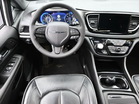 Used 2024 Chrysler Pacifica Limited w/ S Appearance Package image 13