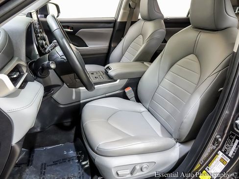 Used 2022 Toyota Highlander XLE image 9