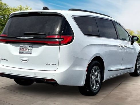 Used 2023 Chrysler Pacifica Limited FWD image 6