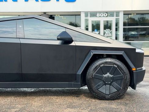 Used 2024 Tesla Cybertruck AWD Crew Cab image 16