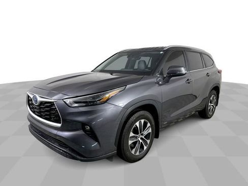 Used 2023 Toyota Highlander XLE AWD/4WD image 4