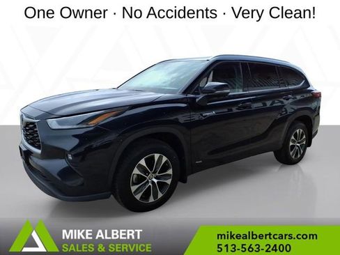 Used 2021 Toyota Highlander XLE AWD/4WD image 3