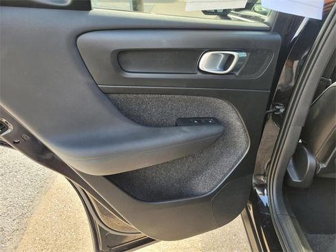 Used 2023 Volvo XC40 B4 Ultimate image 14