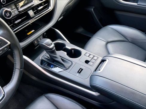 Used 2023 Toyota Highlander XLE image 17