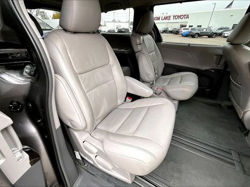 Used 2017 Toyota Sienna XLE image 19