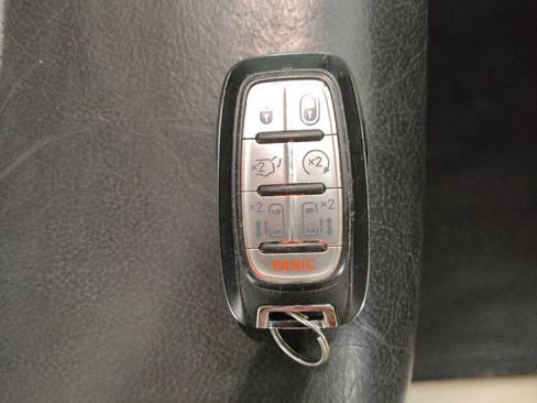 Used 2018 Chrysler Pacifica Touring-L FWD image 32