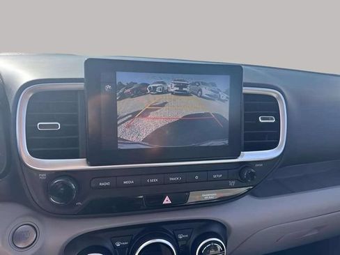 Used 2025 Hyundai Venue SEL FWD image 12