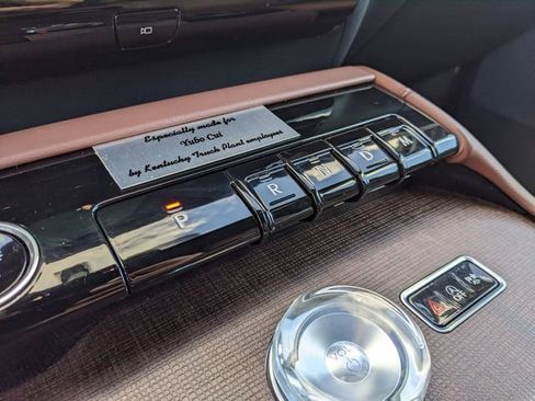 Used 2025 Lincoln Navigator Reserve image 28