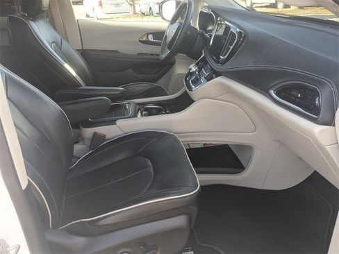Used 2023 Chrysler Pacifica Limited image 34