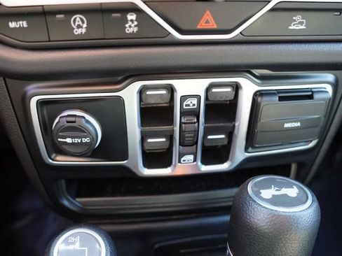 Used 2024 Jeep Wrangler Sahara image 25