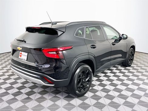 Used 2025 Chevrolet Trax LT w/ LT Convenience Package image 9
