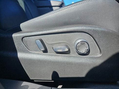 Used 2025 Cadillac XT4 Premium Luxury image 33