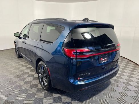 Certified 2025 Chrysler Pacifica Limited FWD image 5