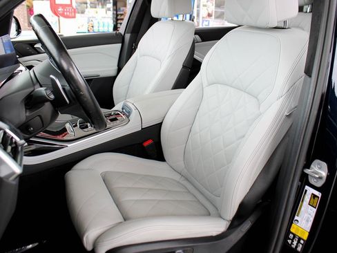 Used 2024 BMW X7 xDrive40i w/ M Sport Package AWD/4WD image 19