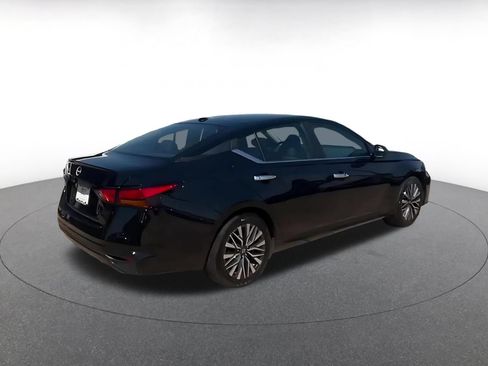 Used 2025 Nissan Altima 2.5 SV FWD image 12